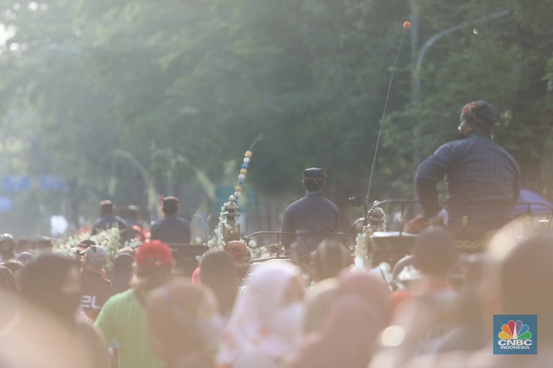 Warga berfoto di depan kereta kencana di Kawasan Car Free Day Slamet Riyadi, Solo, Jawa Tengah, Minggu (11/12). Kaesang Pangarep dan Erina Gudono akan menjalani ngunduh mantu dan tasyakuran hari ini. Acara ngunduh mantu dan tasyakuran Kaesang dan Erina. Warga berfoto di depan kereta kencana di Kawasan Car Free Day Slamet Riyadi, Solo, Jawa Tengah, Minggu (11/12). Kaesang Pangarep dan Erina Gudono akan menjalani ngunduh mantu dan tasyakuran hari ini. Acara ngunduh mantu dan tasyakuran Kaesang dan Erina. (CNBC Indonesia/ Muhammad Sabki)
