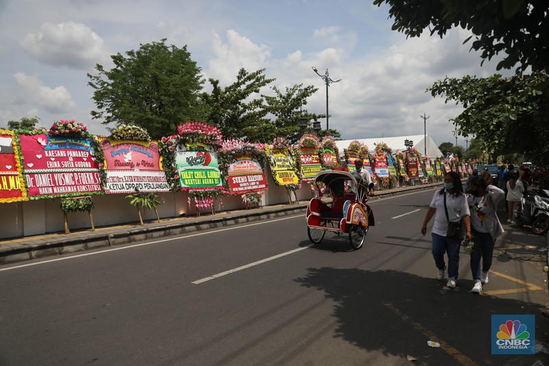 Warga melintas di depan karangan bunga ucapan selamat atas pernikahan Kaesang Pangarep dengan Erina Gudono di depan Pura Mangkunegaran, Solo, Minggu, 11/12. Ratusan karangan bunga ucapan selamat atas pernikahan Kaesang-Erina dikirimkan sejumlah karangan. Warga melintas di depan karangan bunga ucapan selamat atas pernikahan Kaesang Pangarep dengan Erina Gudono di depan Pura Mangkunegaran, Solo, Minggu, 11/12. Ratusan karangan bunga ucapan selamat atas pernikahan Kaesang-Erina dikirimkan sejumlah karangan. (CNBC Indonesia/ Muhammad Sabki)