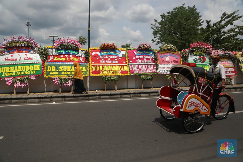 Warga melintas di depan karangan bunga ucapan selamat atas pernikahan Kaesang Pangarep dengan Erina Gudono di depan Pura Mangkunegaran, Solo, Minggu, 11/12. Ratusan karangan bunga ucapan selamat atas pernikahan Kaesang-Erina dikirimkan sejumlah karangan. Warga melintas di depan karangan bunga ucapan selamat atas pernikahan Kaesang Pangarep dengan Erina Gudono di depan Pura Mangkunegaran, Solo, Minggu, 11/12. Ratusan karangan bunga ucapan selamat atas pernikahan Kaesang-Erina dikirimkan sejumlah karangan. (CNBC Indonesia/ Muhammad Sabki)