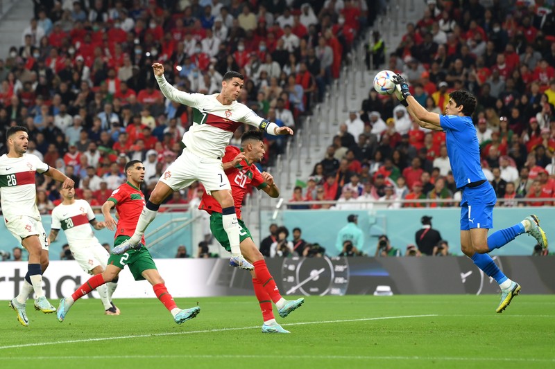 Cristiano Ronaldo dari Portugal meninggalkan lapangan setelah kekalahan tim selama pertandingan perempat final Piala Dunia FIFA Qatar 2022 antara Maroko dan Portugal di Stadion Al Thumama pada 10 Desember 2022 di Doha, Qatar. (Photo by Buda Mendes/Getty Images)