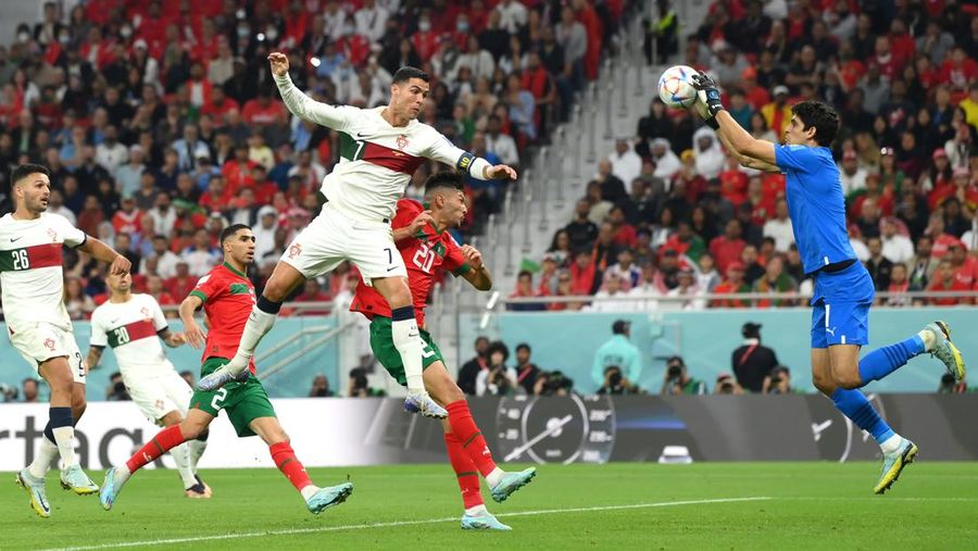 Cristiano Ronaldo dari Portugal meninggalkan lapangan setelah kekalahan tim selama pertandingan perempat final Piala Dunia FIFA Qatar 2022 antara Maroko dan Portugal di Stadion Al Thumama pada 10 Desember 2022 di Doha, Qatar. (Photo by Buda Mendes/Getty Images)