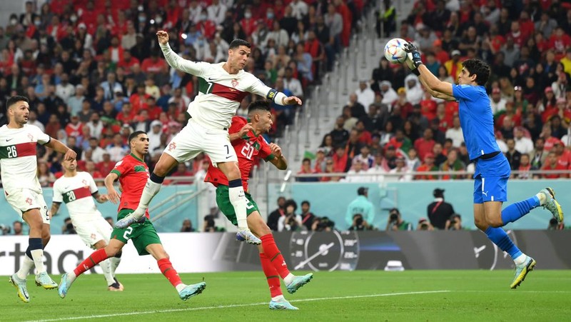 Cristiano Ronaldo dari Portugal meninggalkan lapangan setelah kekalahan tim selama pertandingan perempat final Piala Dunia FIFA Qatar 2022 antara Maroko dan Portugal di Stadion Al Thumama pada 10 Desember 2022 di Doha, Qatar. (Photo by Buda Mendes/Getty Images)