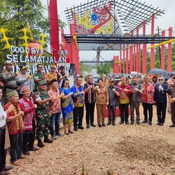 Alfamart Resmikan Gerbang Tama Ka'Lawakng di Timur Singkawang