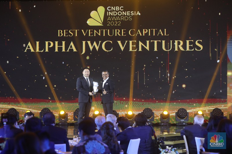 Sesi Foto bersama Erick Thohir, Chairul Tanjung (CT) berserta para pemenang penghargaan bergengsi CNBC Indonesia Award dengan tema Sesi Foto bersama Erick Thohir, Chairul Tanjung (CT) berserta para pemenang penghargaan bergengsi CNBC Indonesia Award dengan tema