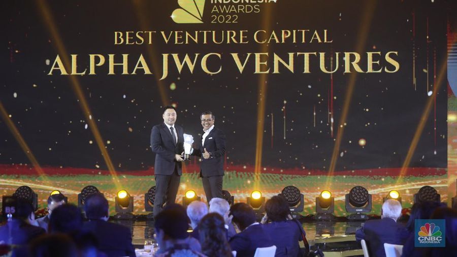 Sesi Foto bersama Erick Thohir, Chairul Tanjung (CT) berserta para pemenang penghargaan bergengsi վ Award dengan tema 