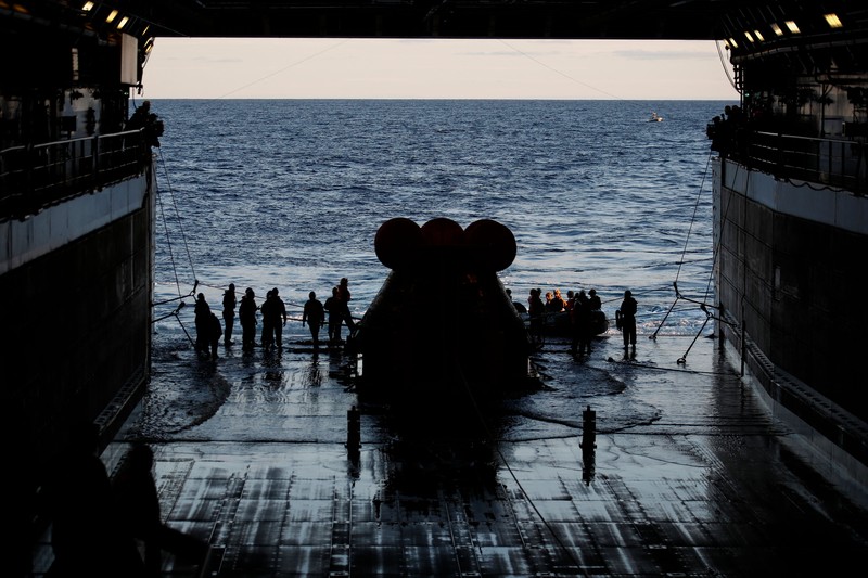 Kapsul Orion NASA berjalan menuju USS Portland (LPD 27) setelah berhasil diamankan oleh tim NASA dan Angkatan Laut AS di lepas pantai Baja California, Meksiko, pada 11 Desember 2022. - Orion diluncurkan 16 November dengan roket Artemis untuk misi 25 hari ke Bulan. Tujuan utama dari misi ini adalah untuk menguji pelindung panas Orion apa cocok untuk manusia berada di dalamnya. (CAROLINE BREHMAN/POOL/AFP via Getty Images)