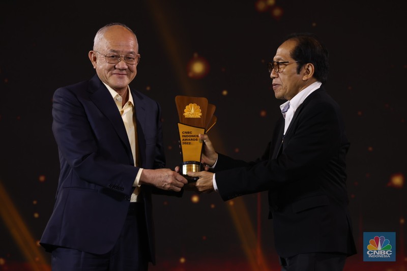 Sesi Foto bersama Erick Thohir, Chairul Tanjung (CT) berserta para pemenang penghargaan bergengsi CNBC Indonesia Award dengan tema Sesi Foto bersama Erick Thohir, Chairul Tanjung (CT) berserta para pemenang penghargaan bergengsi CNBC Indonesia Award dengan tema