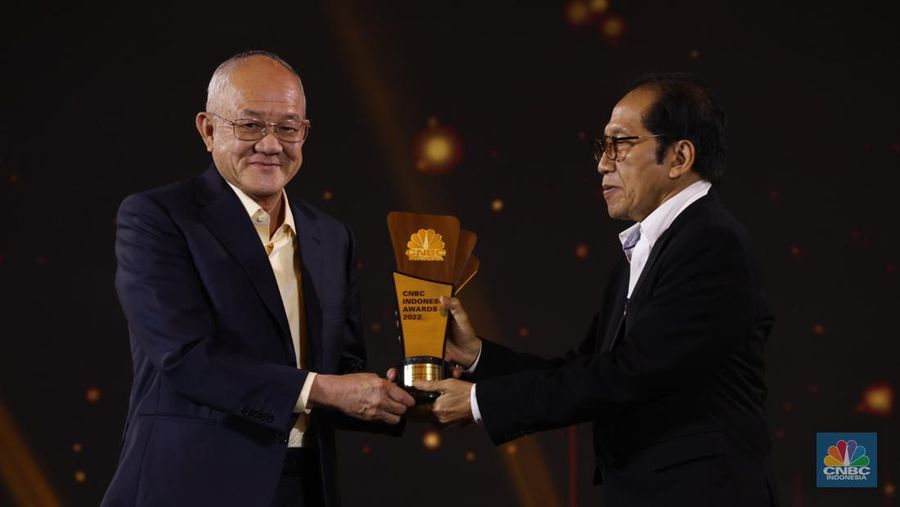 Sesi Foto bersama Erick Thohir, Chairul Tanjung (CT) berserta para pemenang penghargaan bergengsi վ Award dengan tema 