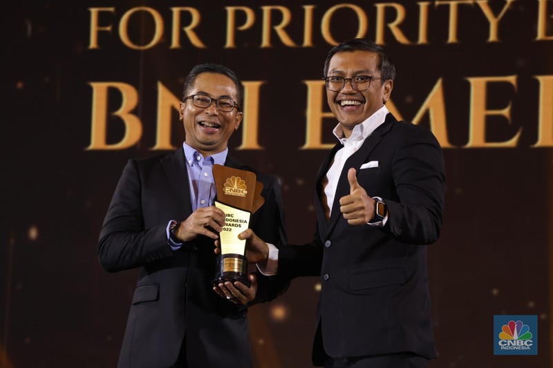 Sesi Foto bersama Erick Thohir, Chairul Tanjung (CT) berserta para pemenang penghargaan bergengsi CNBC Indonesia Award dengan tema Sesi Foto bersama Erick Thohir, Chairul Tanjung (CT) berserta para pemenang penghargaan bergengsi CNBC Indonesia Award dengan tema