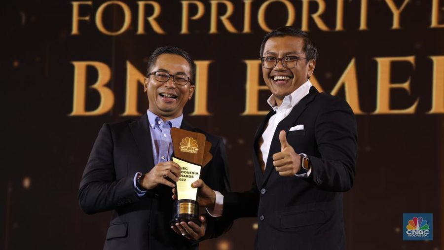 Sesi Foto bersama Erick Thohir, Chairul Tanjung (CT) berserta para pemenang penghargaan bergengsi վ Award dengan tema 