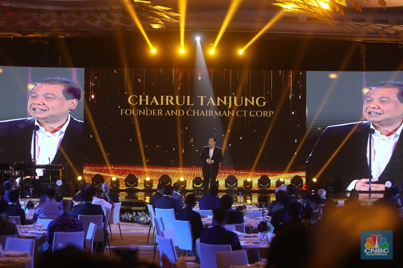 Suasana pembukaan acara penghargaan bergengsi CNBC Indonesia Award dengan tema Suasana pembukaan acara penghargaan bergengsi CNBC Indonesia Award dengan tema