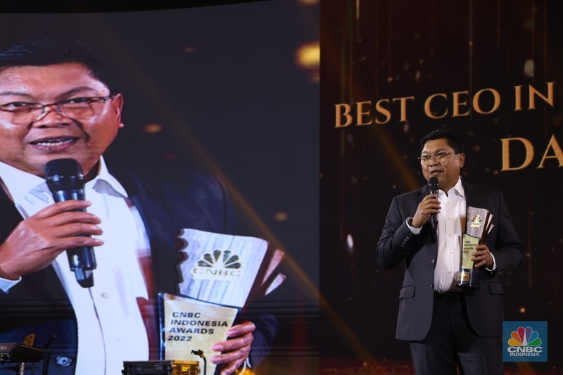 Sesi Foto bersama Erick Thohir, Chairul Tanjung (CT) berserta para pemenang penghargaan bergengsi CNBC Indonesia Award dengan tema Sesi Foto bersama Erick Thohir, Chairul Tanjung (CT) berserta para pemenang penghargaan bergengsi CNBC Indonesia Award dengan tema
