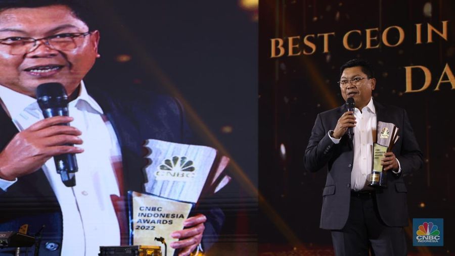 Sesi Foto bersama Erick Thohir, Chairul Tanjung (CT) berserta para pemenang penghargaan bergengsi վ Award dengan tema 