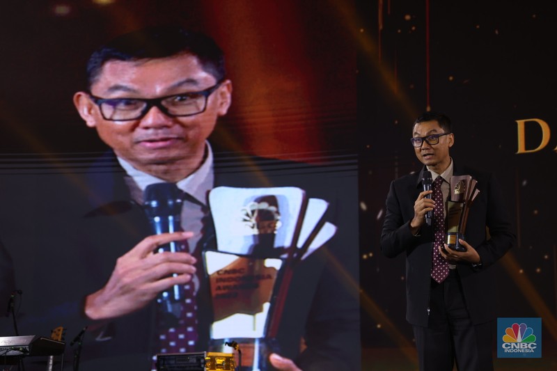Sesi Foto bersama Erick Thohir, Chairul Tanjung (CT) berserta para pemenang penghargaan bergengsi CNBC Indonesia Award dengan tema Sesi Foto bersama Erick Thohir, Chairul Tanjung (CT) berserta para pemenang penghargaan bergengsi CNBC Indonesia Award dengan tema