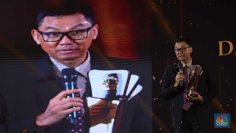 Sesi Foto bersama Erick Thohir, Chairul Tanjung (CT) berserta para pemenang penghargaan bergengsi վ Award dengan tema 
