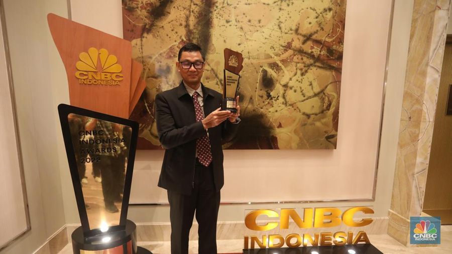 Darmawan Prasodjo, Direktur Utama Perusahaan Listrik Negara (PLN) dalam acara penghargaan bergengsi CNBC Indonesia Award dengan tema 