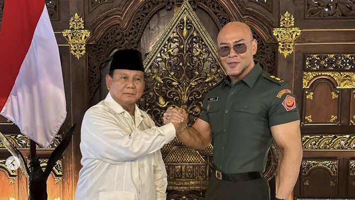Dedi Corbuzier mendapatkan Penerimaan Pangkat Letnan Kolonel Tituler Angkatan Darat oleh Menhan Prabowo Yang disahkan oleh Panglima TNI. (Instagram @mastercorbuzier)