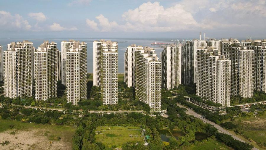 Foto udara yang diambil pada 16 Juni 2022 ini menunjukkan pemandangan umum kondominium di Forest City, sebuah proyek pengembangan yang diluncurkan di bawah Inisiatif Sabuk dan Jalan China, di Gelang Patah di negara bagian Johor, Malaysia. (MOHD RASFAN/AFP via Getty Images)
