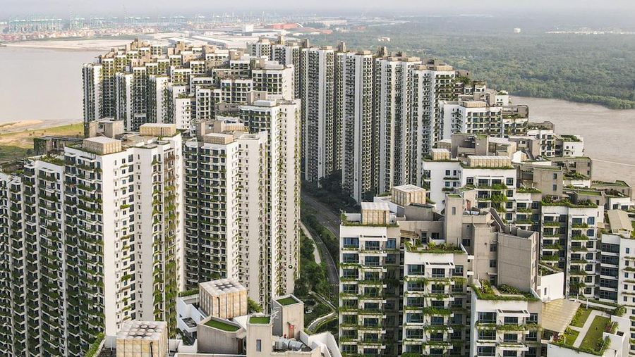 Foto udara yang diambil pada 16 Juni 2022 ini menunjukkan pemandangan umum kondominium di Forest City, sebuah proyek pengembangan yang diluncurkan di bawah Inisiatif Sabuk dan Jalan China, di Gelang Patah di negara bagian Johor, Malaysia. (MOHD RASFAN/AFP via Getty Images)