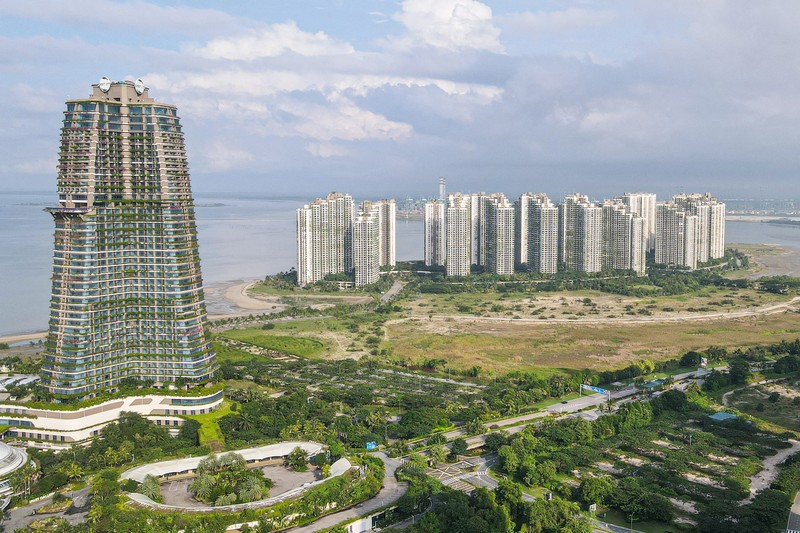 Foto udara yang diambil pada 16 Juni 2022 ini menunjukkan pemandangan umum kondominium di Forest City, sebuah proyek pengembangan yang diluncurkan di bawah Inisiatif Sabuk dan Jalan China, di Gelang Patah di negara bagian Johor, Malaysia. Foto udara yang diambil pada 16 Juni 2022 ini menunjukkan pemandangan umum kondominium di Forest City, sebuah proyek pengembangan yang diluncurkan di bawah Inisiatif Sabuk dan Jalan China, di Gelang Patah di negara bagian Johor, Malaysia. (MOHD RASFAN/AFP via Getty Images)