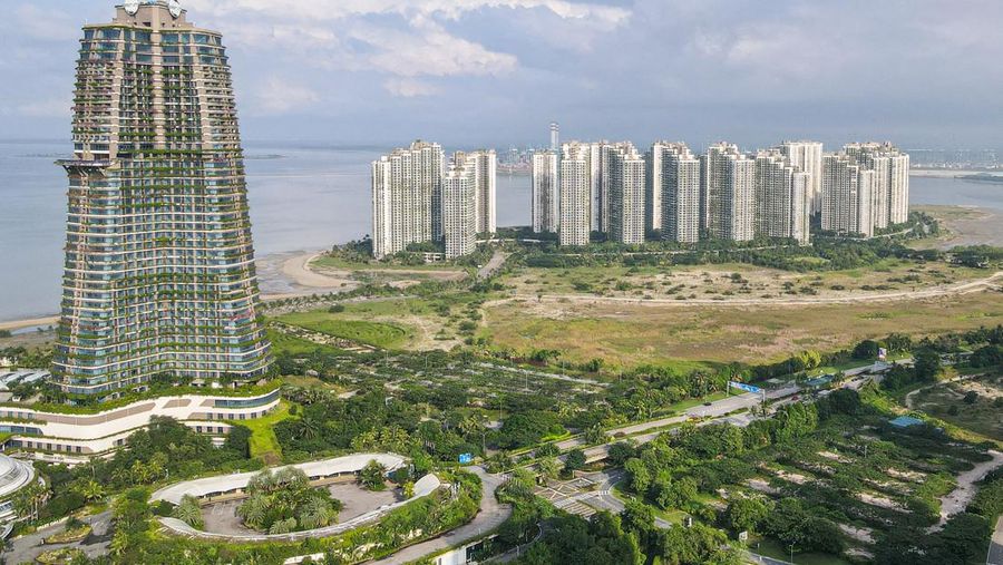Foto udara yang diambil pada 16 Juni 2022 ini menunjukkan pemandangan umum kondominium di Forest City, sebuah proyek pengembangan yang diluncurkan di bawah Inisiatif Sabuk dan Jalan China, di Gelang Patah di negara bagian Johor, Malaysia. (MOHD RASFAN/AFP via Getty Images)