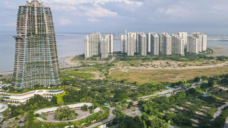 Foto udara yang diambil pada 16 Juni 2022 ini menunjukkan pemandangan umum kondominium di Forest City, sebuah proyek pengembangan yang diluncurkan di bawah Inisiatif Sabuk dan Jalan China, di Gelang Patah di negara bagian Johor, Malaysia. (MOHD RASFAN/AFP via Getty Images)