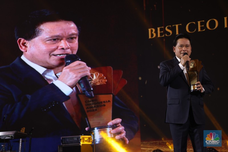 Sesi Foto bersama Erick Thohir, Chairul Tanjung (CT) berserta para pemenang penghargaan bergengsi CNBC Indonesia Award dengan tema Sesi Foto bersama Erick Thohir, Chairul Tanjung (CT) berserta para pemenang penghargaan bergengsi CNBC Indonesia Award dengan tema