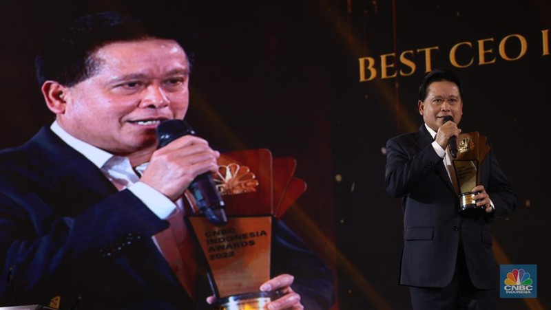 Sesi Foto bersama Erick Thohir, Chairul Tanjung (CT) berserta para pemenang penghargaan bergengsi վ Award dengan tema 