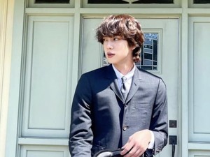 Momen Jin BTS Hadiri Pernikahan Sepupunya, Tampan Kenakan Jas Hitam
