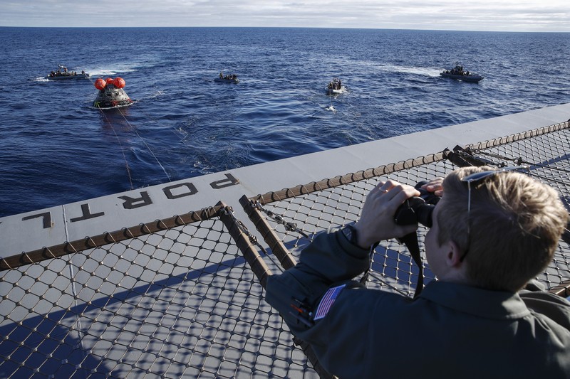 Kapsul Orion NASA berjalan menuju USS Portland (LPD 27) setelah berhasil diamankan oleh tim NASA dan Angkatan Laut AS di lepas pantai Baja California, Meksiko, pada 11 Desember 2022. Kapsul Orion NASA berjalan menuju USS Portland (LPD 27) setelah berhasil diamankan oleh tim NASA dan Angkatan Laut AS di lepas pantai Baja California, Meksiko, pada 11 Desember 2022. - Orion diluncurkan 16 November dengan roket Artemis untuk misi 25 hari ke Bulan. Tujuan utama dari misi ini adalah untuk menguji pelindung panas Orion apa cocok untuk manusia berada di dalamnya. (CAROLINE BREHMAN/POOL/AFP via Getty Images)
