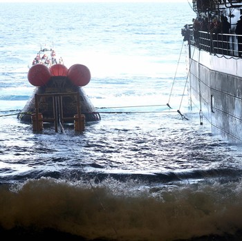 Byur, Kapsul Orion NASA Nyemplung di Laut Pulang dari Bulan