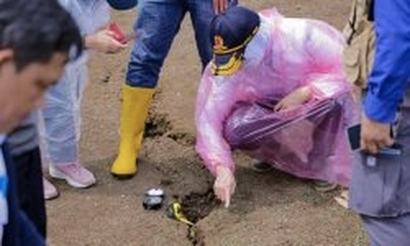 Kepala Badan Meteorologi Klimatologi dan Geofisika (BMKG) Dwikorita Karnawati melakukan survey untuk tracing jejak patahan dan pengukuran retakan di lokasi yang diperkirakan sebagai epicenter gempa bumi Cianjur, (5-8 Desember 2022). (Dok: BMKG) Kepala Badan Meteorologi Klimatologi dan Geofisika (BMKG) Dwikorita Karnawati melakukan survey untuk tracing jejak patahan dan pengukuran retakan di lokasi yang diperkirakan sebagai epicenter gempa bumi Cianjur, (5-8 Desember 2022). (Dok: BMKG)