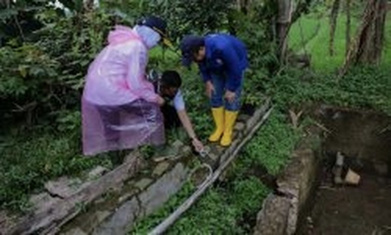 Kepala Badan Meteorologi Klimatologi dan Geofisika (BMKG) Dwikorita Karnawati melakukan survey untuk tracing jejak patahan dan pengukuran retakan di lokasi yang diperkirakan sebagai epicenter gempa bumi Cianjur, (5-8 Desember 2022). (Dok: BMKG) Kepala Badan Meteorologi Klimatologi dan Geofisika (BMKG) Dwikorita Karnawati melakukan survey untuk tracing jejak patahan dan pengukuran retakan di lokasi yang diperkirakan sebagai epicenter gempa bumi Cianjur, (5-8 Desember 2022). (Dok: BMKG)