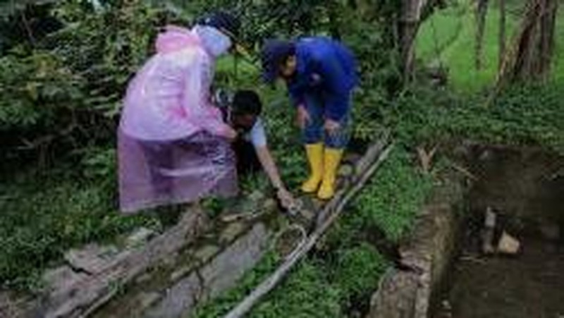 Kepala Badan Meteorologi Klimatologi dan Geofisika (BMKG) Dwikorita Karnawati melakukan survey untuk tracing jejak patahan dan pengukuran retakan di lokasi yang diperkirakan sebagai epicenter gempa bumi Cianjur, (5-8 Desember 2022). (Dok: BMKG)