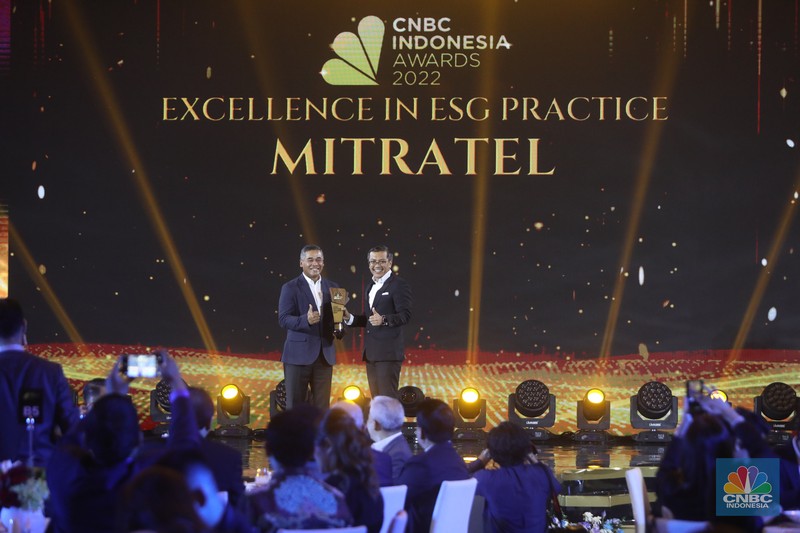 Sesi Foto bersama Erick Thohir, Chairul Tanjung (CT) berserta para pemenang penghargaan bergengsi CNBC Indonesia Award dengan tema Sesi Foto bersama Erick Thohir, Chairul Tanjung (CT) berserta para pemenang penghargaan bergengsi CNBC Indonesia Award dengan tema