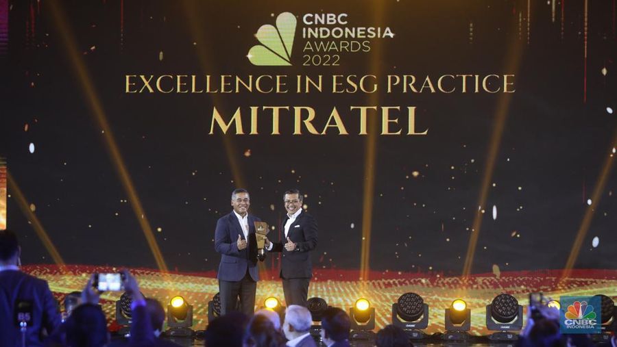 Sesi Foto bersama Erick Thohir, Chairul Tanjung (CT) berserta para pemenang penghargaan bergengsi վ Award dengan tema 