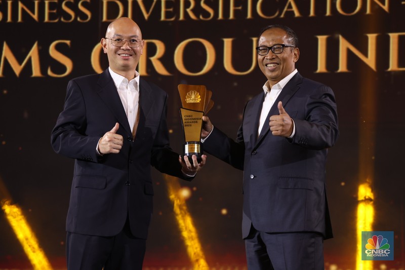 Sesi Foto bersama Erick Thohir, Chairul Tanjung (CT) berserta para pemenang penghargaan bergengsi CNBC Indonesia Award dengan tema Sesi Foto bersama Erick Thohir, Chairul Tanjung (CT) berserta para pemenang penghargaan bergengsi CNBC Indonesia Award dengan tema
