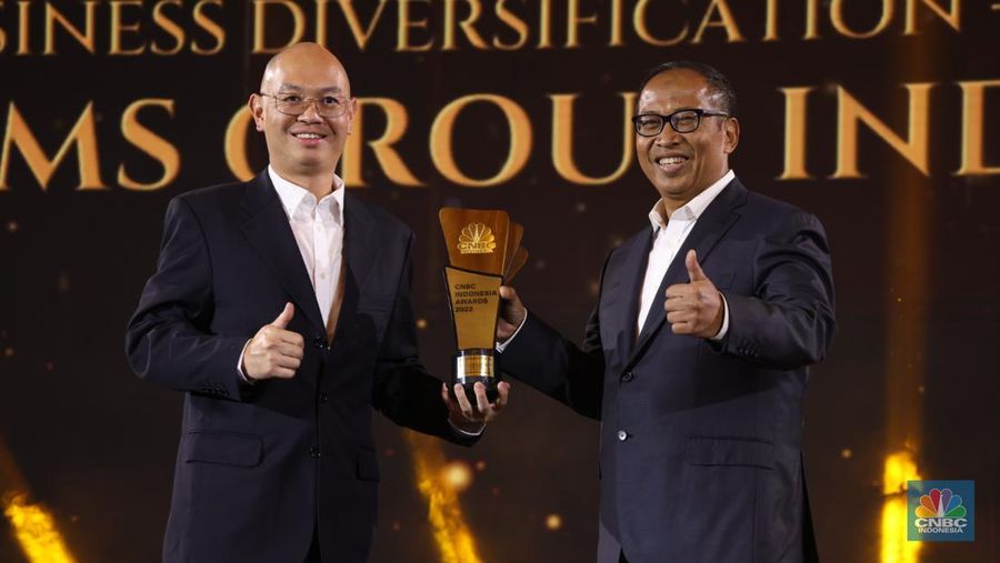 Sesi Foto bersama Erick Thohir, Chairul Tanjung (CT) berserta para pemenang penghargaan bergengsi վ Award dengan tema 