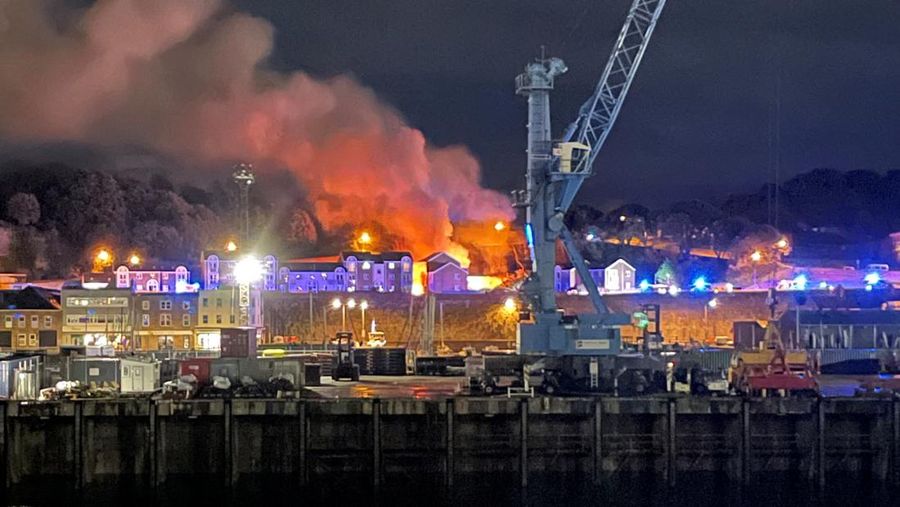 Pandangan umum tentang api dan asap di Saint Helier menyusul ledakan di pulau Jersey, Kepulauan Channel 10 Desember 2022 dalam gambar ini diperoleh dari media sosial.(Daniel Hunt/via REUTERS)