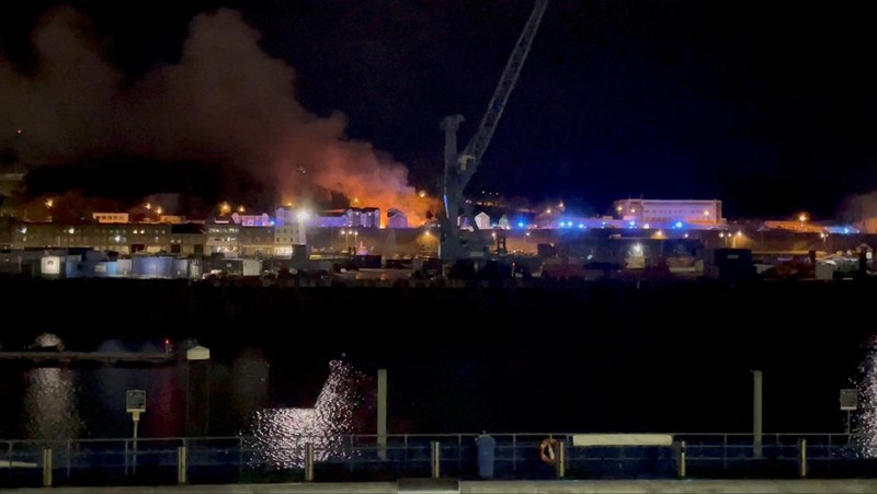 Pandangan umum tentang api dan asap di Saint Helier menyusul ledakan di pulau Jersey, Kepulauan Channel 10 Desember 2022 dalam gambar ini diperoleh dari media sosial.(Daniel Hunt/via REUTERS)