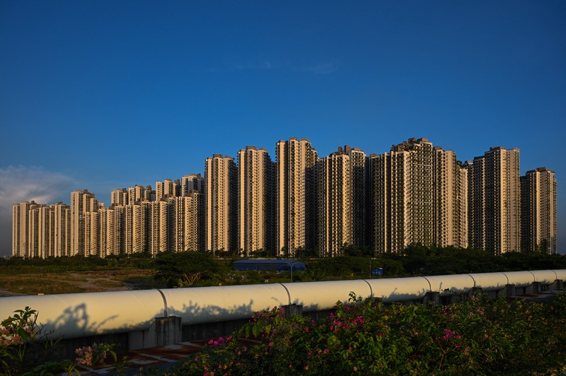 Foto udara yang diambil pada 16 Juni 2022 ini menunjukkan pemandangan umum kondominium di Forest City, sebuah proyek pengembangan yang diluncurkan di bawah Inisiatif Sabuk dan Jalan China, di Gelang Patah di negara bagian Johor, Malaysia. Foto udara yang diambil pada 16 Juni 2022 ini menunjukkan pemandangan umum kondominium di Forest City, sebuah proyek pengembangan yang diluncurkan di bawah Inisiatif Sabuk dan Jalan China, di Gelang Patah di negara bagian Johor, Malaysia. (MOHD RASFAN/AFP via Getty Images)