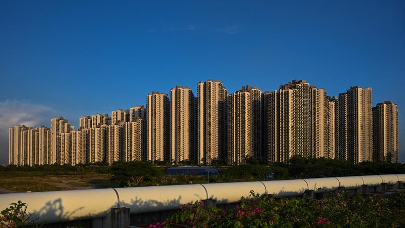 Foto udara yang diambil pada 16 Juni 2022 ini menunjukkan pemandangan umum kondominium di Forest City, sebuah proyek pengembangan yang diluncurkan di bawah Inisiatif Sabuk dan Jalan China, di Gelang Patah di negara bagian Johor, Malaysia. (MOHD RASFAN/AFP via Getty Images)