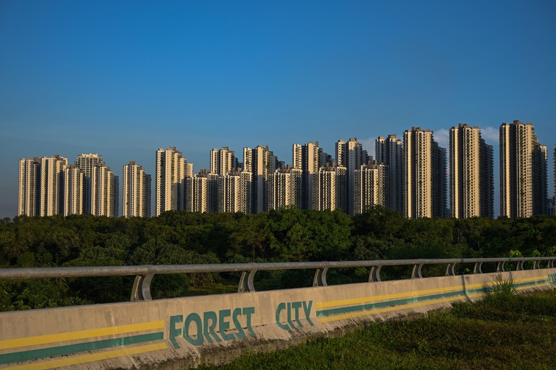 Foto udara yang diambil pada 16 Juni 2022 ini menunjukkan pemandangan umum kondominium di Forest City, sebuah proyek pengembangan yang diluncurkan di bawah Inisiatif Sabuk dan Jalan China, di Gelang Patah di negara bagian Johor, Malaysia. Foto udara yang diambil pada 16 Juni 2022 ini menunjukkan pemandangan umum kondominium di Forest City, sebuah proyek pengembangan yang diluncurkan di bawah Inisiatif Sabuk dan Jalan China, di Gelang Patah di negara bagian Johor, Malaysia. (MOHD RASFAN/AFP via Getty Images)