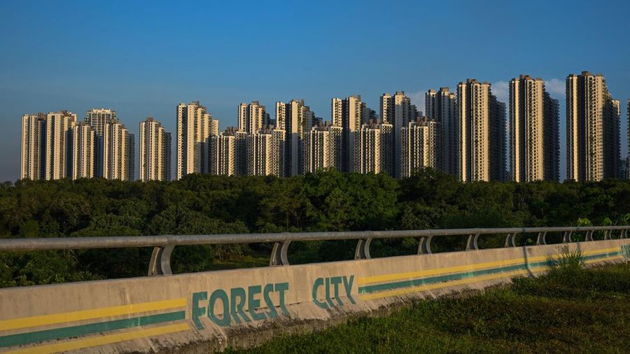 Foto udara yang diambil pada 16 Juni 2022 ini menunjukkan pemandangan umum kondominium di Forest City, sebuah proyek pengembangan yang diluncurkan di bawah Inisiatif Sabuk dan Jalan China, di Gelang Patah di negara bagian Johor, Malaysia. (MOHD RASFAN/AFP via Getty Images)