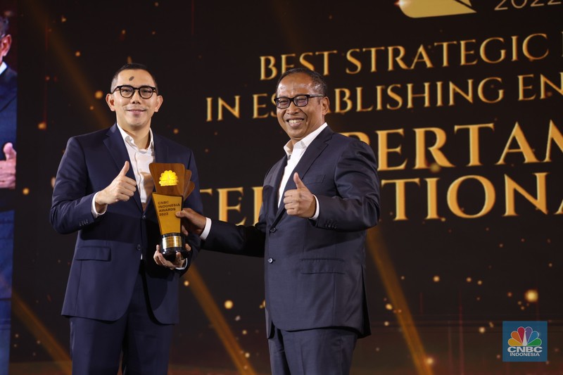 Sesi Foto bersama Erick Thohir, Chairul Tanjung (CT) berserta para pemenang penghargaan bergengsi CNBC Indonesia Award dengan tema Sesi Foto bersama Erick Thohir, Chairul Tanjung (CT) berserta para pemenang penghargaan bergengsi CNBC Indonesia Award dengan tema