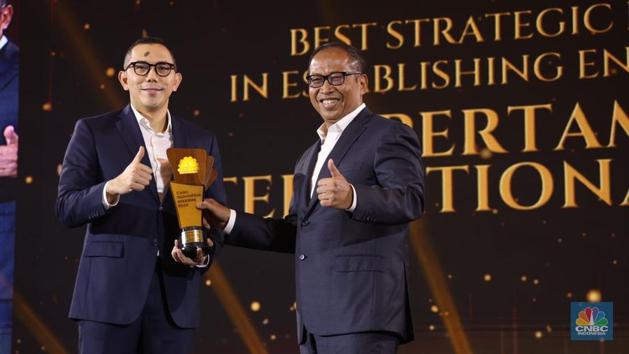 Sesi Foto bersama Erick Thohir, Chairul Tanjung (CT) berserta para pemenang penghargaan bergengsi վ Award dengan tema 