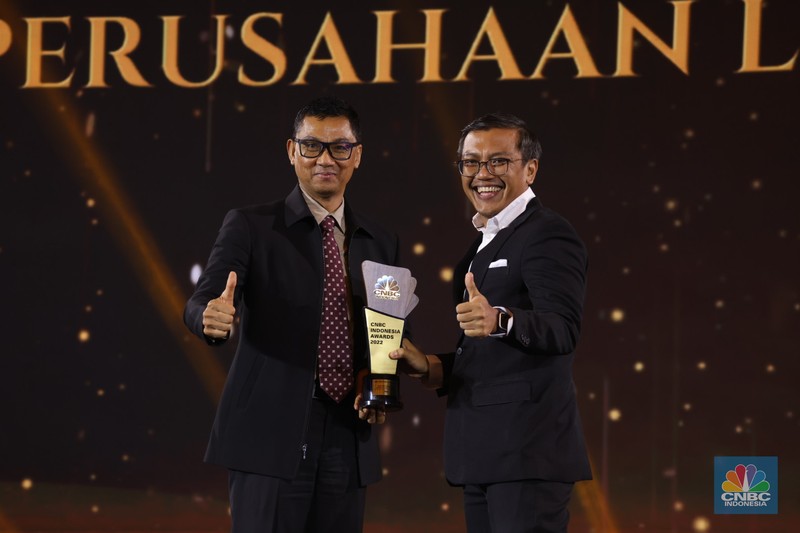 Sesi Foto bersama Erick Thohir, Chairul Tanjung (CT) berserta para pemenang penghargaan bergengsi CNBC Indonesia Award dengan tema Sesi Foto bersama Erick Thohir, Chairul Tanjung (CT) berserta para pemenang penghargaan bergengsi CNBC Indonesia Award dengan tema