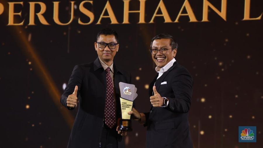 Sesi Foto bersama Erick Thohir, Chairul Tanjung (CT) berserta para pemenang penghargaan bergengsi վ Award dengan tema 