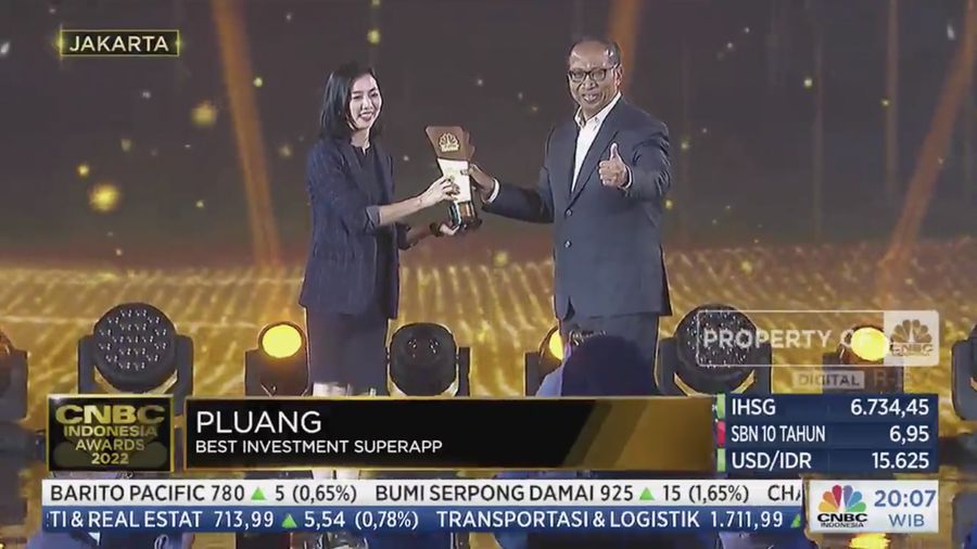Pluang dalam acara penghargaan bergengsi CNBC Indonesia Award dengan tema