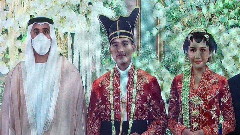 Putra Presiden UEA, Khaled bin Mohammed bin Zayed Al Nahyan, menyapa cucu Presiden Joko Widodo, Jan Ethes, di pernikahan Kaesang Pangarep dan Erina Gudono. (Dok: Biro Foto setpres/Laily Rachev)